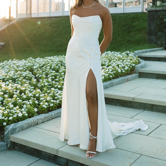 Anthropologie BHLDN Watters Orlie Strapless Corset
Satin Sheath Wedding Gown - Picture 14 of 15